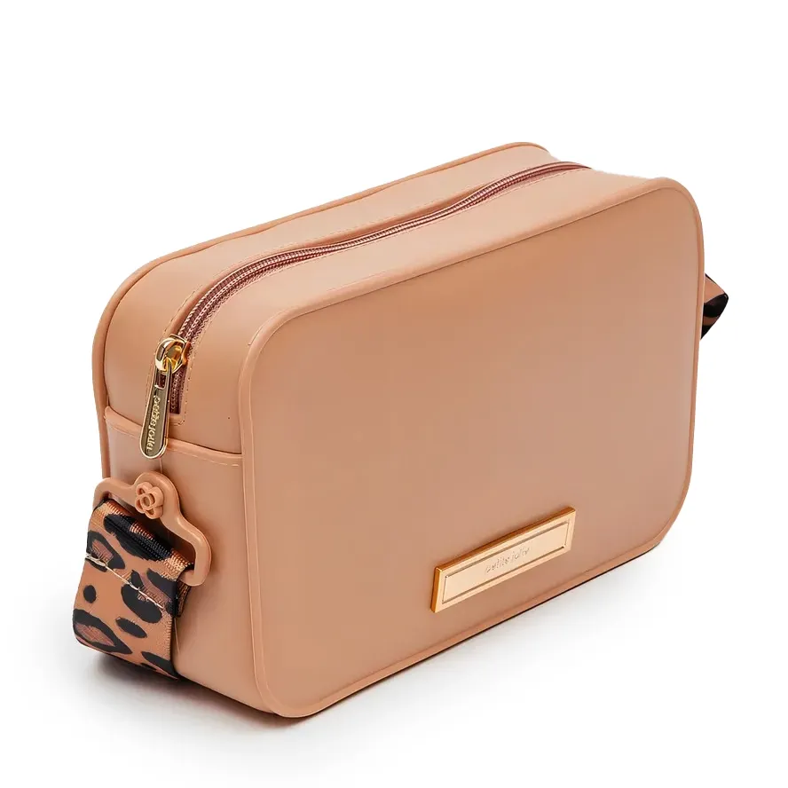 Bolsa Petite Jolie Pop Matte vista lateral com zíper dourado duplo e alça larga animal print